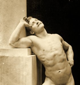 Eugen Sandow, klassisessa antiikin kreikkalais-roomalaisessa asennossa, n. 1894