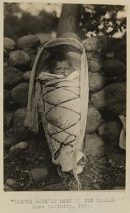 "Washoe Babe" lepää kehdossa. Renon lähistöllä tekijältä George W. Ingalls