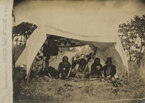 "Susi kukkulalla" ja vaimo; Little Bull ja vaimo (Apaches) vuosittaiset suurneuvoston edustajat tekijältä George W. Ingalls