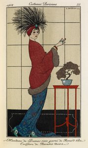 Manteau de Damas rose garni de Renard bleu Coiffure de Paradis noirs. Puvut Parisiens nro 35. Naisella on yllään damaskoksen vaaleanpunainen turkilla vuorattu takki sinisen kuviollisen mekon päällä ja höyheninen päähine, jossa on sininen kivi tekijältä Georges Barbier