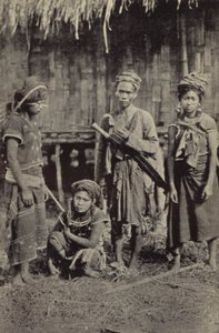 Burma: Kachin-mies, jolla on tyypillinen dah, ja kolme naista (m/w kuva) tekijältä Georges Bertin Scott