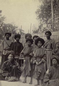 Burma: ryhmä Lihsaw-miehiä ja -naisia (m/w kuva) tekijältä Georges Bertin Scott