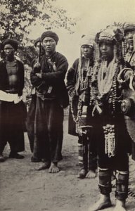Burma: Akha-miehet naisten kanssa kaikessa hienoudessaan (m/w kuva) tekijältä Georges Bertin Scott