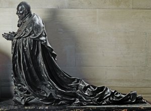 Kardinaali Rene de Birague rukouksessa (pronssiveistos