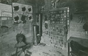 Huone, jonka seinillä on graffiteja, joissa viitataan Busschen ja Waldowin kaltaisiin merkittäviin aikalaisiin. Vuonna 1913 lähetetty postikortti. tekijältä German Photographer