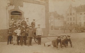 Saksalaiset sotilaat vetävät (ase) vaunuja. Vuonna 1913 lähetetty postikortti. tekijältä German Photographer