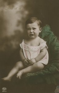 Postikortti itkevästä pojasta, lähetetty vuonna 1913 (käsin väritetty valokuva). tekijältä German Photographer