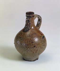 Bartmannkrug- tai Bellarmine-viinipullo koristeltu partanaamiolla, Saksa, n. 1630-40 (suolalasitettu kivitavara)