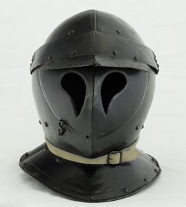 "Totenkopf"-muotoinen suljettu Burgonet, 1600-luvun alku (rauta ja musta maali nykyaikaisilla nahoilla) tekijältä German School