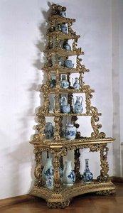 Kokoelma sinivalkoista chinoiserie-posliinia Pyramid-telineen, saksalainen, kullattu puu, 1700-luvun alku