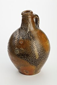 Groteskilla kasvoilla koristeltu Kölnin pullo, n. 1600-50 (suolalasitettu kivitavara)