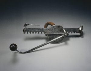 Cranequin, n. 1528 (teräs pellavanauhalla ja puisella kahvalla) tekijältä German School