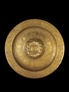 Kaiverrettu messinkilautanen hopeakoristeella, keskellä oleva medaljonki, jota ympäröivät spiraaliset gadroonit, 1500-1525 tekijältä German School