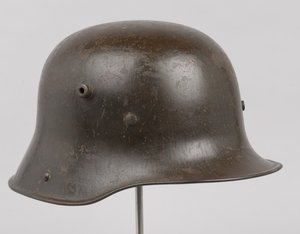 Saksalainen teräskypärä tai Stahlhelm, n. 1916 (kypärä) tekijältä German School