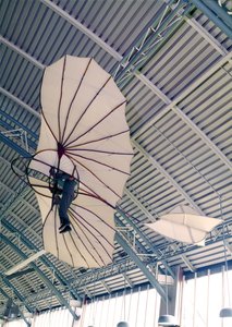 Otto Lilienthalille (1848-96) valmistettu purjelentokone c.1891 (puuvilla & puu) (katso myös 56774) tekijältä German School