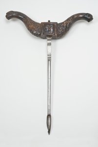 Käsitelty kaira, n. 1600 (päärynäpuu ja teräs) (katso myös 701075-6)