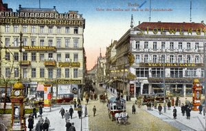 Postikortti, joka kuvaa Unter den Lindeniä ja Friedrichstrassea Berliinissä, n. 1910 (värivalokuva) tekijältä German School