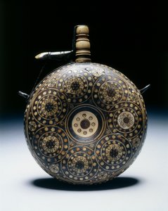 Jauhepullo, n. 1620-50 (pähkinä, sarvi, luu, messinki ja rauta) tekijältä German School