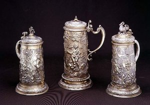 Paul Hubnerin hopeakullattu lieriömäinen malja, Ausburg 1590; Tobias Kramerin hopeakullattu lieriömäinen malja, Ausburg 1620; Paul Hubnerin hopeakullattu lieriömäinen malja, Ausburg 1590, 16.-17. kr. tekijältä German School