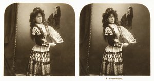 Stereoskooppinen kortti, joka kuvaa nuorta naista perinteisessä espanjalaisasussa Aragonian alueelta, n. 1900 (seepiakuva) tekijältä German School