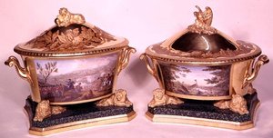 Kaksi juustoa Preussian Dinner Servicestä, Berliini, 1816-19 (posliini ja kullattu) (katso myös 3043 ja 68588)