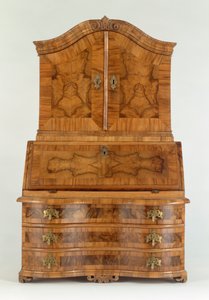 Kirjoituspöytä, n. 1730 (puu)