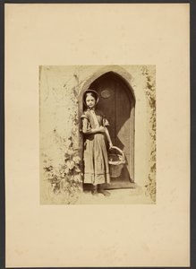 [Tyttö seisoo ovella] tekijältä Gertrude Elizabeth Rogers