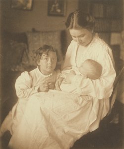 [Äiti aamutakissa, istuu, mukanaan lapsi ja pieni poika] tekijältä Gertrude Käsebier