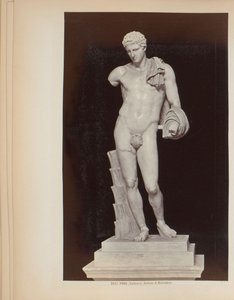 Veistos Hermes of Belvederestä Vatikaanin museoissa Roomassa, Italiassa Roma (Vaticano) Antinoo di Belvedere (otsikko esineessä) tekijältä Giacomo Brogi (attributed to)