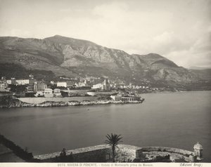 Näkymä Montecarloon, lomakeskukseen, josta on näkymät Ligurianmerelle. Taustalla kohoavat Meri-Alpit. Kuva on otettu Monacosta tekijältä Giacomo Brogi