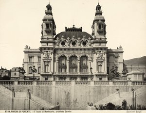 Näkymä Charles Garnierin suunnitteleman Montecarlo-teatterin julkisivusta. Monaco tekijältä Giacomo Brogi