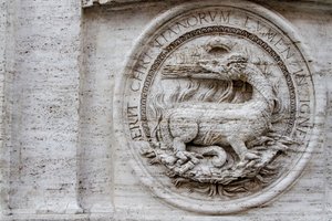 Vaakuna St Louis of French -kirkon julkisivussa tekijältä Giacomo della Porta