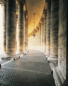Yksityiskohta Pyhän Pietarin aukion pylväikköstä tekijältä Gian Lorenzo Bernini