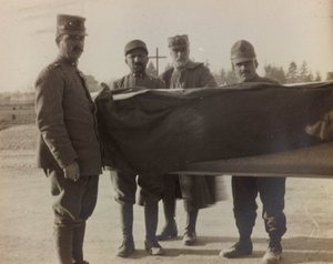 Albumi "Pictures of War II": italialaiset sotilaat kantavat suuren sodan kaatuneen arkkua (m/w kuva)