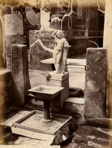 Suihkulähde, joka koostuu nuoren pojan alaston veistoksesta. Suihkulähde on House of Balcone pensilissä Pompejissa