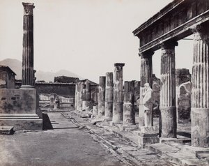 Venus Pompeiianan temppelin itäinen pylväikkö Pompejissa tekijältä Giorgio Sommer