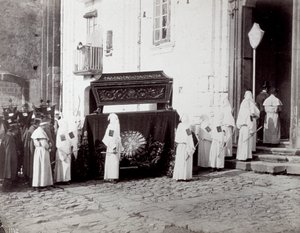 San Francescon seurakunnan hautajaiskulkue Napolissa. Etualalla, kirkon edessä, lukuisat "veljesveljet" valkoisissa tunioissa ja hupuissa seuraavat katafalkkia, joka on koristeltu brodeeratulla kankaalla, jonka päälle arkku asetetaan. tekijältä Giorgio Sommer