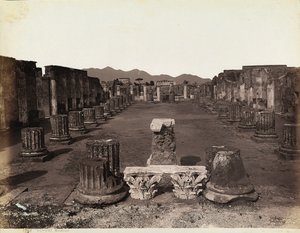 Yleisnäkymä basilikasta, itäpuolella, Pompeji tekijältä Giorgio Sommer