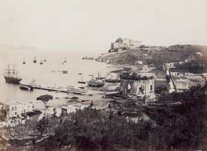 Panoraama maalaukselliselle Baianlahdelle (Napoli), täynnä purjeveneitä. Etualalla, pientä laituria vastapäätä, on Venuksen temppeli. Taustalla niemen päällä on 1500-luvun varakuninkaan linna tekijältä Giorgio Sommer