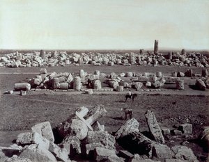 Panoraama Minervan temppelin ja Apollon temppelin jäännöksistä Selinuntessa. Arkeologisen alueen raunioiden joukossa on mies hevosen selässä tekijältä Giorgio Sommer