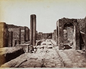 Rakenteelliset rauniot Strada di Stabian varrella Pompejin arkeologisella paikalla tekijältä Giorgio Sommer