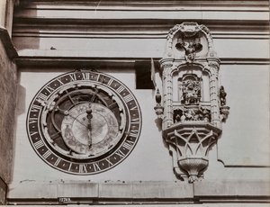Bernin kellotornin kvadrantti, kirjoittanut Kaspar Brunnen (1527-1530). Tähtitieteellisen kellon vieressä lehtikioski, jossa on patsaat, jotka kellon mekanismi käynnistää neljä minuuttia ennen tunnin lyömistä tekijältä Giorgio Sommer