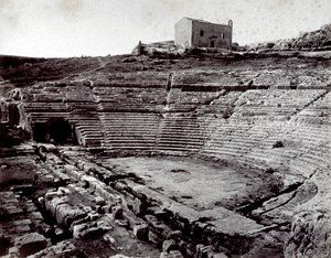Kreikkalaisen teatterin jäännökset Sirakusassa Neàpollin monumentaalipuistossa. Etualalla puoliympyrän muotoinen orkesteri ja cavea tekijältä Giorgio Sommer