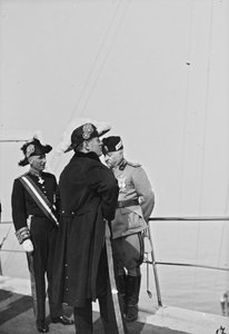 Albumi "Duce": Benito Mussolini univormussa aluksella osavaltion virkamies ja Vodicen prinssi Maurice Gonzaga Marquis (m/v kuva) tekijältä Giovanni Agosto