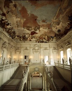 Näkymä suurelle portaalle ja katolle, jonka on koristellut Giovanni Battista (Giambattista) Tiepolo (1696-1770), joka edustaa viiden mantereen allegoriaa. 1753 Würzburgin palatsi (Würzburg), jonka toteutti arkkitehti Johann Balthasar Neumann (1687-1753) Ge tekijältä Giovanni Battista Tiepolo