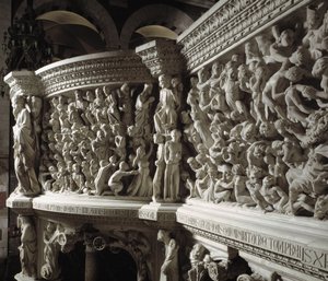 Yksityiskohta tuolista, jonka on toteuttanut Giovanni Pisano (1248-1314): Kristus-tuomari valittujen ja kirottujen välillä (Yksityiskohta marmorisaarnatuolien reliefeistä, Kristus valittujen ja kirottujen sielujen välillä) 1302-1311 Pisan katedraali (Duomo tekijältä Giovanni Pisano