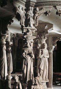Yksityiskohta Giovanni Pisanon (1248-1314) tuolia tukevista veistoksista: kirkko ruokkii lapsiaan (Marmorisaarnatuolia tukevien veistosten yksityiskohta, kirkko ruokkii lapsiaan) 1302-1311 Cathedrale de Pisa (Duomo di Pisa), Italia tekijältä Giovanni Pisano