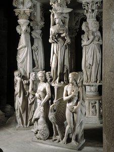 Yksityiskohta Giovanni Pisanon (1248-1314) tuolia tukevista veistoksista: kirkko ruokkii lapsiaan ja kahta neljästä päähyveestä (yksityiskohta marmorisaarnatuolia tukevista veistosista, kirkko ruokkii lapsiaan ja kaksi kardinaalia tekijältä Giovanni Pisano