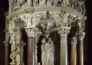 Teologiset hyveet ja Herkules vasemmalla Yksityiskohta veistoksesta saarnatuolia tukevista ryhmistä. Giovanni Pisanon (1248-1314) marmoriveistos. 1302-1311 Pisan katedraali (Duomo di Santa Maria Assunta di Pisa), Italia