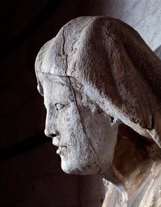 Neitsyt lapsen kanssa. Yksityiskohta (marmoriveistos tekijältä Giovanni Pisano